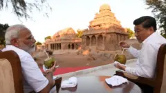 அமர்ந்து இளநீர் பருகினார்கள்.