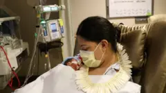 Lavinia “Lavi” Mounga e seu bebê Raymond