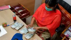 கடன் தவணைகளுக்கான 3 மாத ஒத்திவைப்பு முடிவுக்கு வரப்போகிறதே - இனி என்னவாகும்?