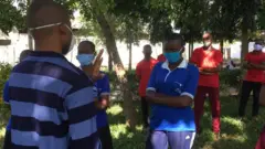 Wanafunzi wakisikiliza maelekezo