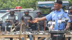 Jimoh Moshood dịka ọ na-egosị ngwaagha ndị akpachiri