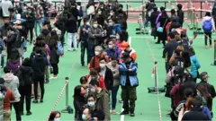 香港疫情：限制措施加辣同時強制全民檢測，有呼聲促下決心「禁足」