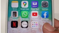 বাংলাদেশের তরুণদের অনেকেই এখন পেশাদারিভাবে ইউটিউব এবং ফেসবুকের জন্য কনটেন্ট তৈরি করছেন।