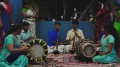 தமிழகத்தைக் கலக்கும் தவில் சகோதரிகள் - யார் இவர்கள்?