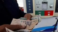 عامل يقوم بعد نقود مصرية