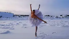 ผู้หญิงเต้นบัลเลต์บนผืนน้ำแข็ง