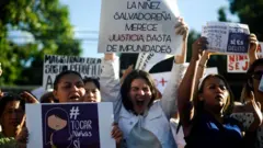 Protestas en San Salvador Carteles