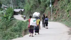 ชาวบ้านหมู่บ้านแม่สามแลบ