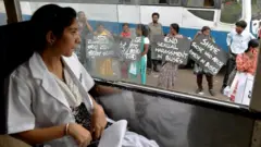 మహిళలపై వేధింపులకు వ్యతిరేకంగా నిరసన
