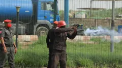 Police dey shoot teargas