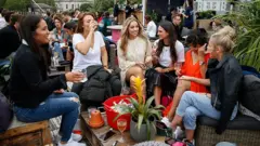 کاهش محدودیت‌های کرونا در بریتانیا با بازگشایی رستوران‌ها و میخانه‌ها