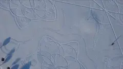 雪の上の美しい模様、雪靴とロープで描く　フィンランド