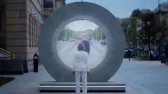 輪の向こうに遠い街が見える「ポータル」……まるでSF