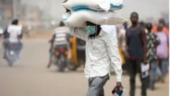 አንድ ናእጄሪያዊ የምግብ ምርት ተሸክሞ