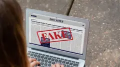 Imagenbonus apostasuna computadora con un anunciobonus apostasfake news