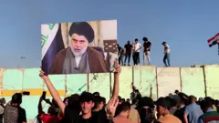 لماذا اقتحم آلاف المتظاهرين مبنى البرلمان العراقي؟