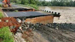వర్షాలకు తెగిన రహదారి