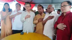 சலாம் மலேசியா சைகையில் மனிதவள அமைச்சர் குலசேகரன், துணையமைச்சர் லீ பூன் சாய் உள்ளிட்டோர்.