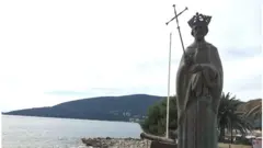 Spomenik osnivaču grada Tvrtku Kotromaniću u Herceg Novom postavljen je 2013. godine