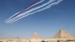 عرض الأكروبات الجوية المصرية "سيلفر ستارز" مع فريق الأكروبات الكوري الجنوبي "النسور السوداء" خلال معرض بيراميدز الجوي 2022 في هضبة الأهرام في الجيزة ، مصر ، 3 أغسطس/آب 2022.