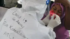 Seorang anak mengikuti tes usap (swab) di Terminal Baranangsiang