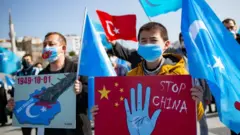 Minoritas Muslim Uighur berdemonstrasi