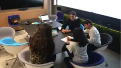 تلاميذ بمؤسسة أويكاديمي في دبي