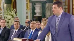 موقف مضحك لوزير تونسي أثناء أدائه اليمين الدستورية