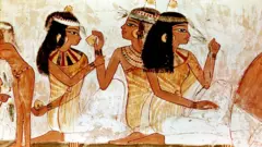 رسم لإمرأة تضع على رأسها أقماع العطور من مقبرة تعود إلى عصور الدولة الحديثة الأسرة 18