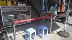 Biện pháp khử trùng và giữ khoảng cách tại một cửa hàng kim khí ở quận 1