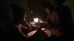 Har yanzu Najeriya ta gaza wajen samar da isasshen karfin wutar lantarki ga al'ummarta