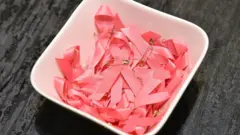 Күлгүн түстөгү лента эмчек рагына каршы күрөшүүнүн символу