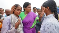 పాదయాత్రలో వైఎస్ షర్మిల