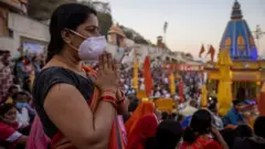 కుంభమేళాలో భక్తురాలు