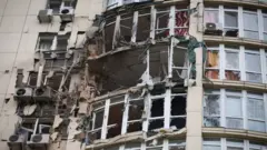 Пошкоджений уламками будинок у Києві