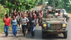 Ukwa gatandatu 1994: Abasirikare b'Abafaransa bari gukora uburinzi mu modoka baca iruhande rw'abo mu mutwe w'interahamwe