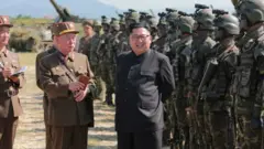 김정은 북한 국무위원장이 2017년 8월 26일 인민군 특수작전부대의 표적타격훈련을 비공개로 주재하는 모습. 북한은 이날 단거리 탄도 미사일 3발을 발사했다