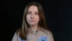 Hannah em retrato em estúdio, olhando apara a câmera