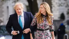 MM UK Boorsi Joonsaniif Caaree Simondis