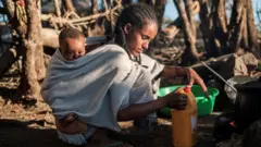 Женщина с ребенком в Тыграе