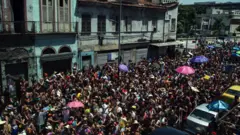 Desfile do bloco Boitolo no Rio de Janeiro reúne multidão nas ruas