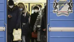 Пассажиры в вагоне поезда на станции "Красный проспект" в метро Новосибирска