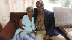 አብይ መኮንን ከእናቱ ጋር
