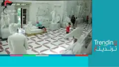 سائح يكسر تمثالا عمره 200 عام في إيطاليا