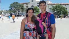 Ridel con su hermana pocos días antes de partir.