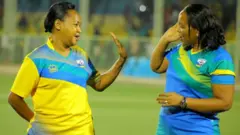 Minisitiri w'urubyiruko Rose Mary Mbabazi na minisitiri w'imikino Esperance Nyirasafari bishimira intsinzi y'Amavubi umukino urangiye