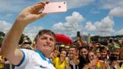 Bolsonaro tira selfie com manifestantescomo alavancar sua banca na bet365Brasília