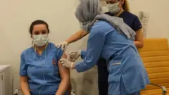 İstanbul'da bir sağlık çalışanına koronavirüs aşısı yapılıyor