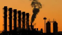 زمزمه‌های اختلاف بر سر سقف تولید نفت؛ نشست 'اوپک پلاس' تا دو روز دیگر به تعویق افتاد