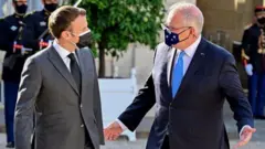 امانوئل مکرون، رئیس‌جمهوری فرانسه، همراه با اسکات موریسون، نخست‌وزیر استرالیا، در کاخ الیزه، ژوئن ۲۰۲۱